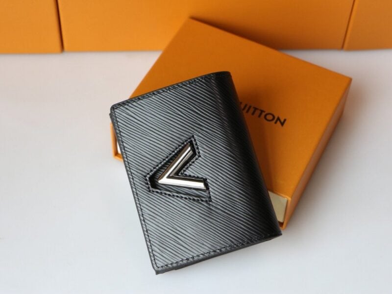 【AT3838】🎀 Louis Vuitton ルイ・ヴィトンのエピレザー折りたたみ財布 🎀