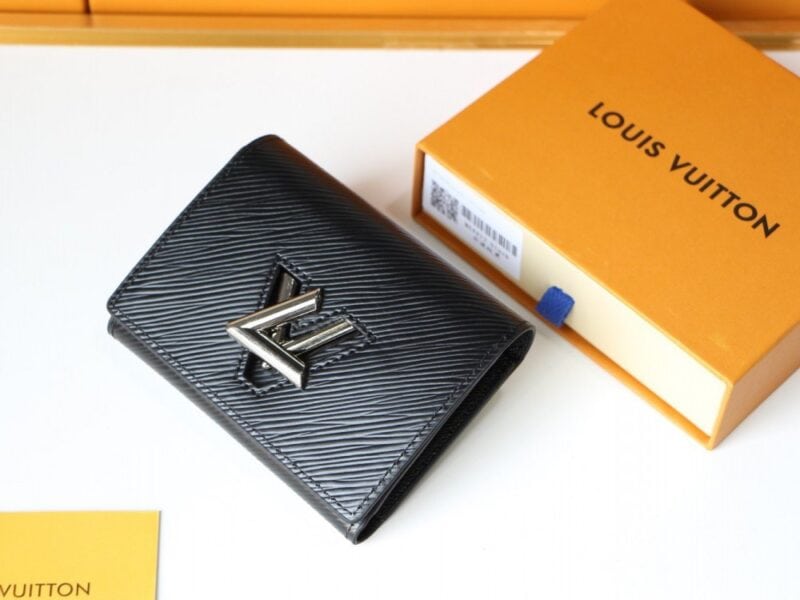 【AT3838】🎀 Louis Vuitton ルイ・ヴィトンのエピレザー折りたたみ財布 🎀