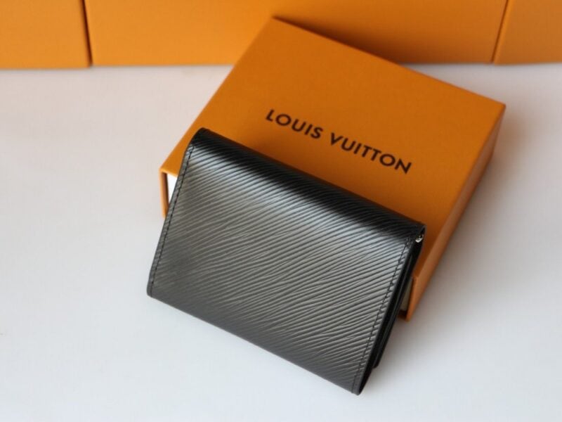 【AT3838】🎀 Louis Vuitton ルイ・ヴィトンのエピレザー折りたたみ財布 🎀