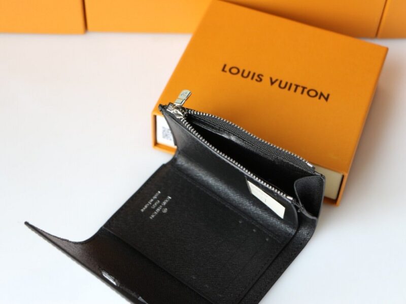 【AT3838】🎀 Louis Vuitton ルイ・ヴィトンのエピレザー折りたたみ財布 🎀