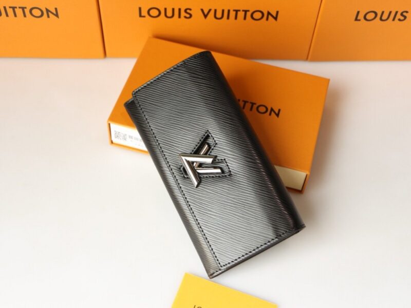 【AT3839】✨ Louis Vuitton ルイヴィトンの黒のエピレザー長財布✨