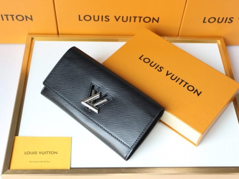 【AT3839】✨ Louis Vuitton ルイヴィトンの黒のエピレザー長財布✨