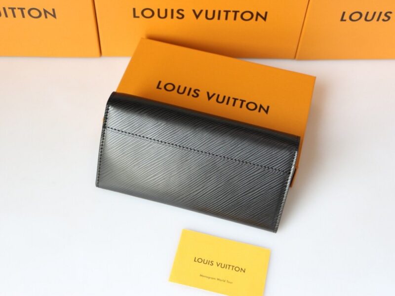 【AT3839】✨ Louis Vuitton ルイヴィトンの黒のエピレザー長財布✨