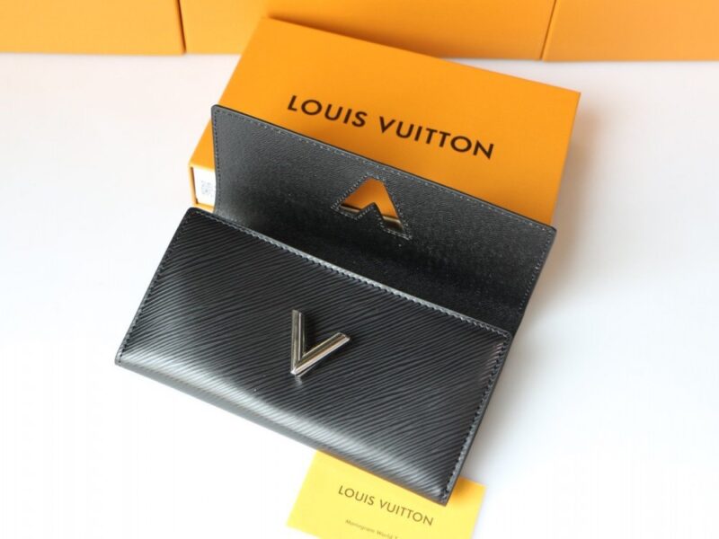 【AT3839】✨ Louis Vuitton ルイヴィトンの黒のエピレザー長財布✨