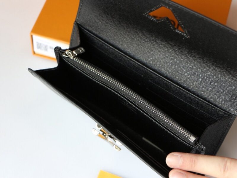 【AT3839】✨ Louis Vuitton ルイヴィトンの黒のエピレザー長財布✨