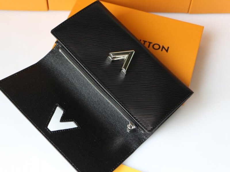 【AT3839】✨ Louis Vuitton ルイヴィトンの黒のエピレザー長財布✨
