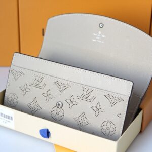 【AT3840】✨Louis Vuitton Monogram Perforated 長財布✨
