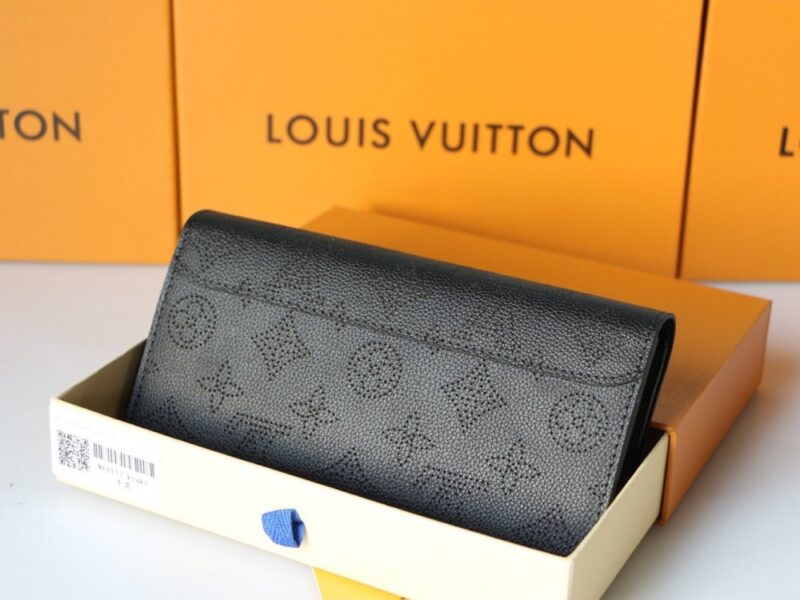 【AT3841】Louis Vuitton ルイヴィトンのモノグラムパンチング長財布✨