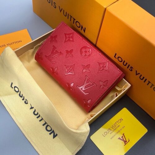 【AT3877】❤️ Louis Vuitton レッド モノグラム エンボス 中サイズ ラウンドファスナー 長財布 ✨ クラシックなモノグラム柄・使いやすいファスナーデザイン・高級感たっぷり