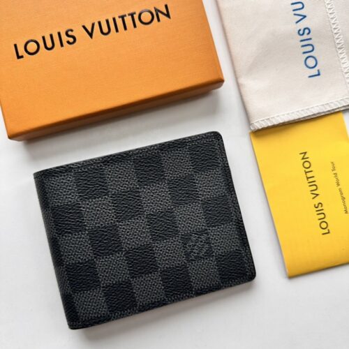【AT3882】🖤【Louis Vuitton ルイ・ヴィトン】クラシックな黒のダミエ・グラフィット柄のメンズショートウォレット🖤 エレガントで実用的、男性の控えめな贅沢な魅力が溢れます。