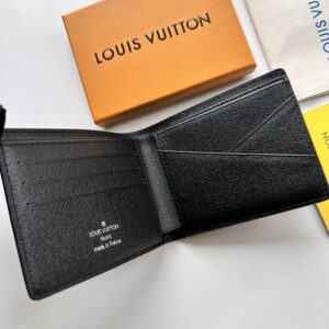 【AT3882】🖤【Louis Vuitton ルイ・ヴィトン】クラシックな黒のダミエ・グラフィット柄のメンズショートウォレット🖤 エレガントで実用的、男性の控えめな贅沢な魅力が溢れます。