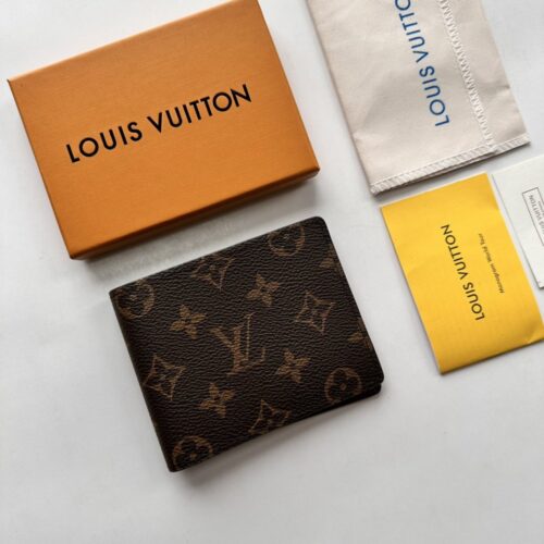 【AT3885】ルイ・ヴィトンのクラシックなモノグラムキャンバスメンズビフォールドウォレット👜✨ LOUIS VUITTON Monogram Canvas Bifold Wallet M60895