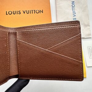 【AT3885】ルイ・ヴィトンのクラシックなモノグラムキャンバスメンズビフォールドウォレット👜✨ LOUIS VUITTON Monogram Canvas Bifold Wallet M60895