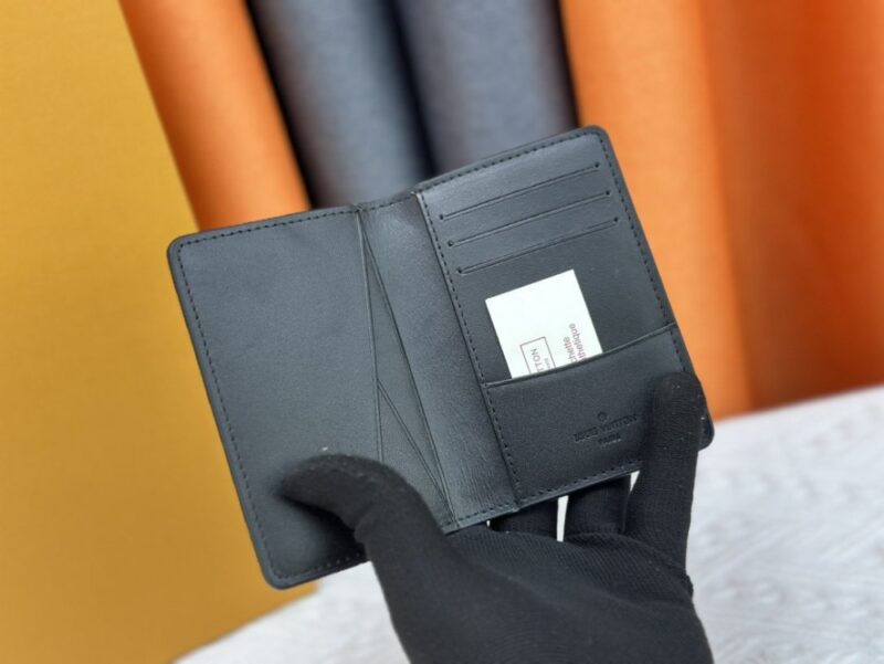 【AT3886】🖤【LV 新作メンズ小型財布】Louis Vuitton クラシックなブラックグレー | 大きなモノグラム柄 | ルイ・ヴィトン正規品折りたたみカードケース M80038