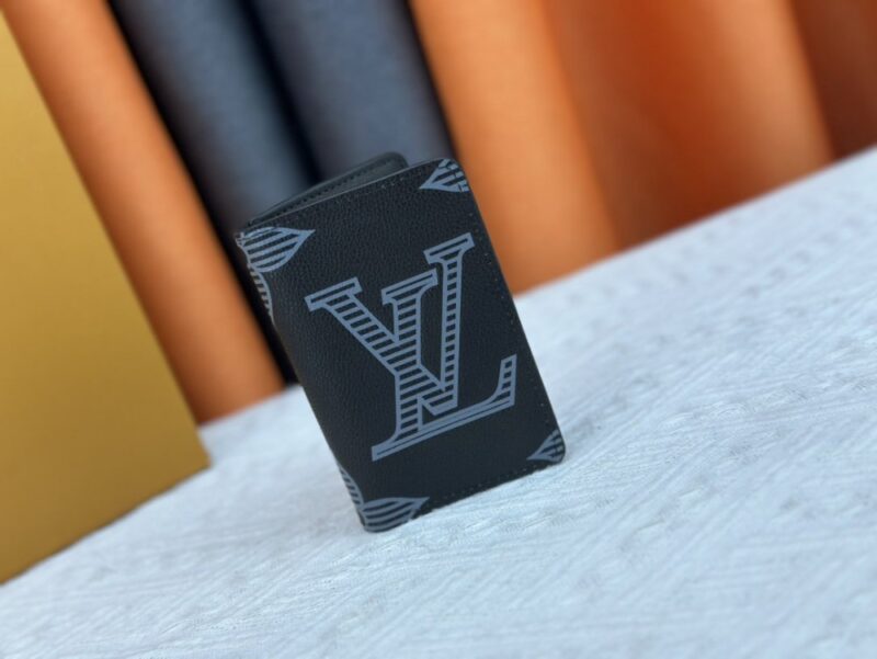 【AT3886】🖤【LV 新作メンズ小型財布】Louis Vuitton クラシックなブラックグレー | 大きなモノグラム柄 | ルイ・ヴィトン正規品折りたたみカードケース M80038
