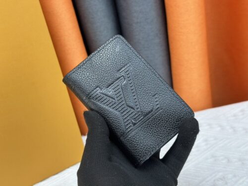 【AT3887】🖤【Louis Vuitton ルイ・ヴィトン ブラックラベルシリーズ】全黒エンボスロゴ メンズカードホルダー財布 | ミニマルハイエンド | 折りたたみ式カードケース M80038