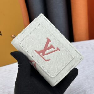 【AT3889】💗 Louis Vuitton ルイ・ヴィトンのコンパクトウォレット - ピンクとホワイトの青春カラー💗 🌸柔らかな配色｜クラシックなモノグラム｜実用的なデザイン