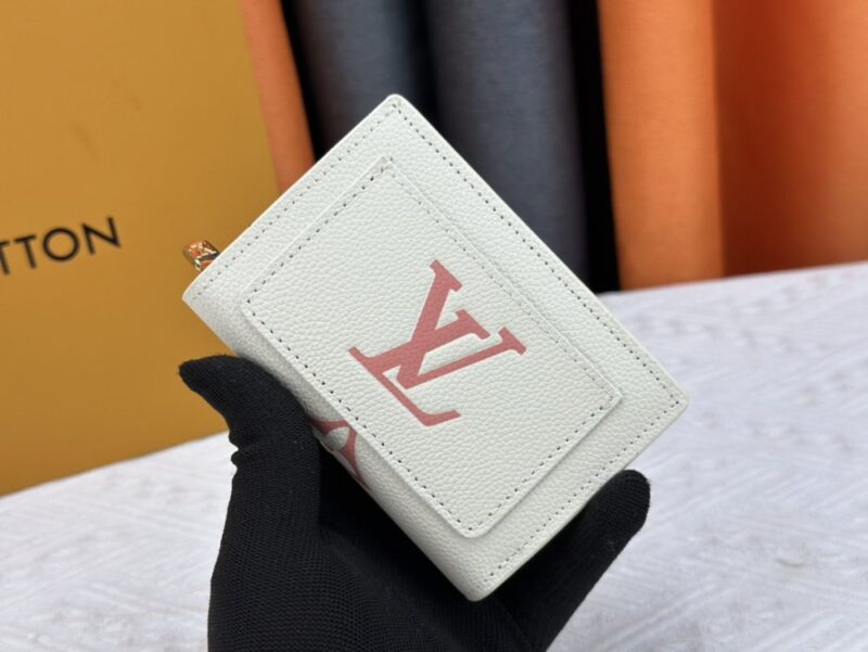 【AT3889】💗 Louis Vuitton ルイ・ヴィトンのコンパクトウォレット - ピンクとホワイトの青春カラー💗 🌸柔らかな配色｜クラシックなモノグラム｜実用的なデザイン