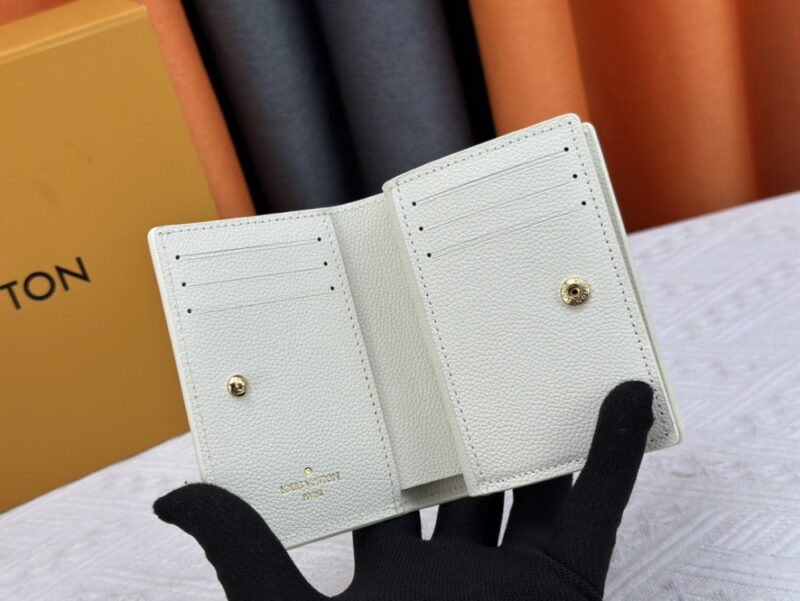【AT3889】💗 Louis Vuitton ルイ・ヴィトンのコンパクトウォレット - ピンクとホワイトの青春カラー💗 🌸柔らかな配色｜クラシックなモノグラム｜実用的なデザイン