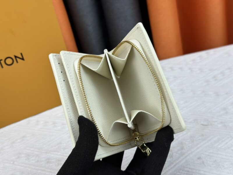 【AT3889】💗 Louis Vuitton ルイ・ヴィトンのコンパクトウォレット - ピンクとホワイトの青春カラー💗 🌸柔らかな配色｜クラシックなモノグラム｜実用的なデザイン