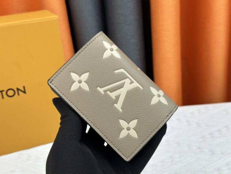 【AT3890】🤎 Louis Vuitton ルイ・ヴィトン 財布 - アースグレーのクラシックなモノグラムデザイン 🤎 💼 シンプルで質感のあるデザイン｜多機能な仕切り｜優雅で堂々たる雰囲気