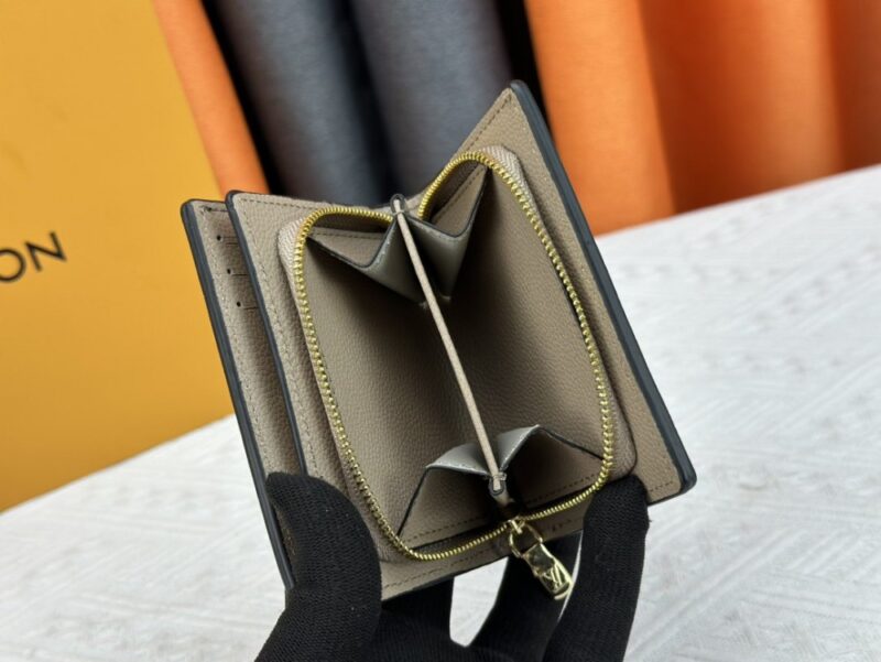 【AT3890】🤎 Louis Vuitton ルイ・ヴィトン 財布 - アースグレーのクラシックなモノグラムデザイン 🤎 💼 シンプルで質感のあるデザイン｜多機能な仕切り｜優雅で堂々たる雰囲気