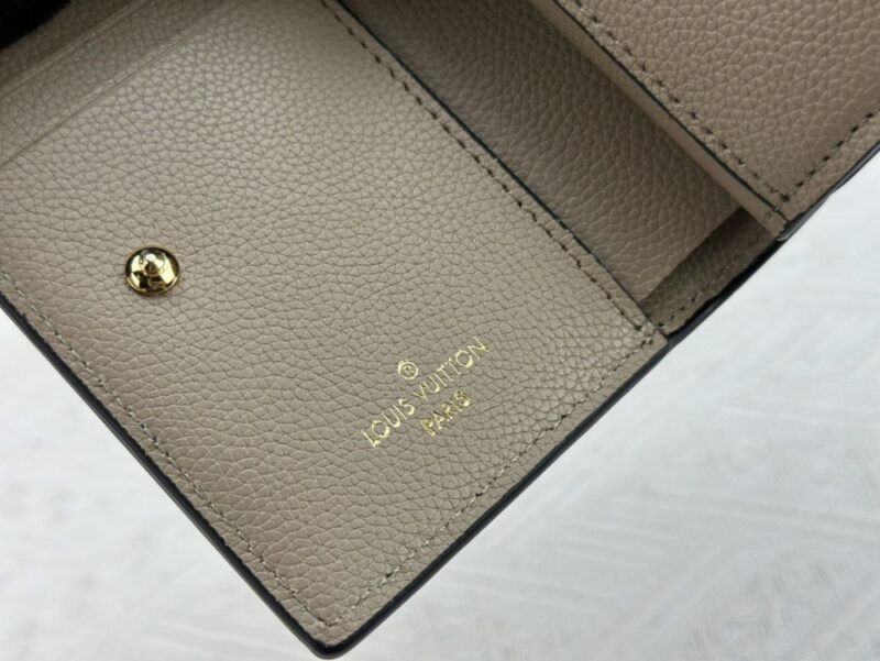 【AT3890】🤎 Louis Vuitton ルイ・ヴィトン 財布 - アースグレーのクラシックなモノグラムデザイン 🤎 💼 シンプルで質感のあるデザイン｜多機能な仕切り｜優雅で堂々たる雰囲気