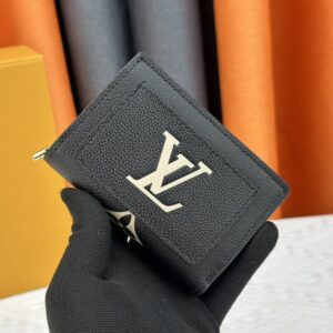 【AT3891】Louis Vuitton ルイ・ヴィトン 財布 - ブラックのモノグラム エンボスデザイン 🧳 高級感｜メタルジッパー｜クラシックで飽きのこないブラックとゴールドの配色