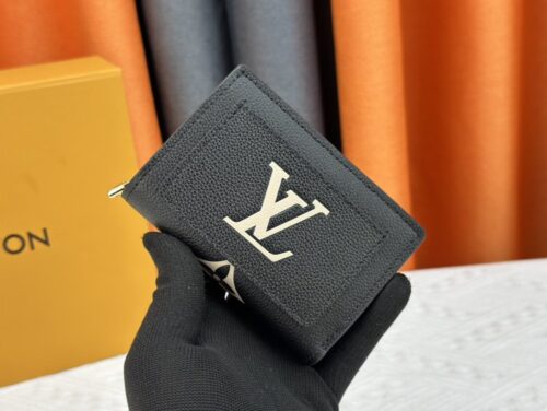 【AT3891】Louis Vuitton ルイ・ヴィトン 財布 - ブラックのモノグラム エンボスデザイン 🧳 高級感｜メタルジッパー｜クラシックで飽きのこないブラックとゴールドの配色