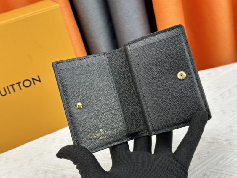 【AT3891】Louis Vuitton ルイ・ヴィトン 財布 - ブラックのモノグラム エンボスデザイン 🧳 高級感｜メタルジッパー｜クラシックで飽きのこないブラックとゴールドの配色
