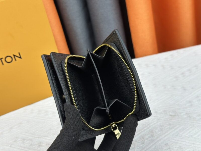 【AT3891】Louis Vuitton ルイ・ヴィトン 財布 - ブラックのモノグラム エンボスデザイン 🧳 高級感｜メタルジッパー｜クラシックで飽きのこないブラックとゴールドの配色