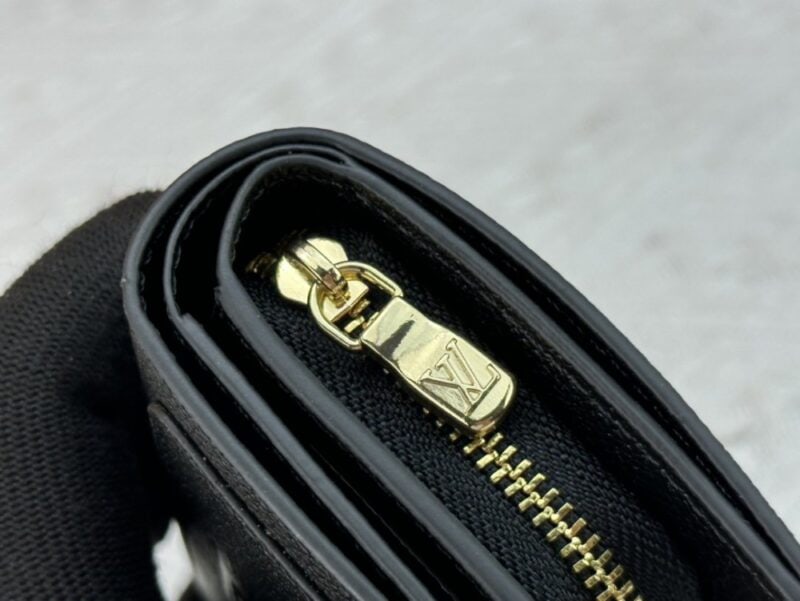 【AT3892】Louis Vuitton クラシックなブラックグレインレザーのジップウォレット✨ 多カードスロットデザイン | メタルジッパー | ユニセックスモデル