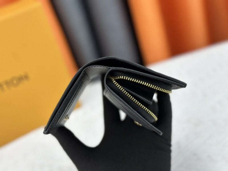 【AT3893】Louis Vuitton ルイ・ヴィトン クラシックモノグラム ブラックエンボスジップウォレット｜控えめでラグジュアリーなデザイン｜多カードスロット＋コインジップポケット付き✨
