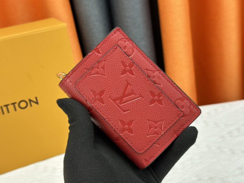【AT3894】Louis Vuitton ルイ・ヴィトン レッド モノグラム グレインレザーウォレット｜ラグジュアリーエンボス｜メタルジッパーコインポケット｜女性専用✨