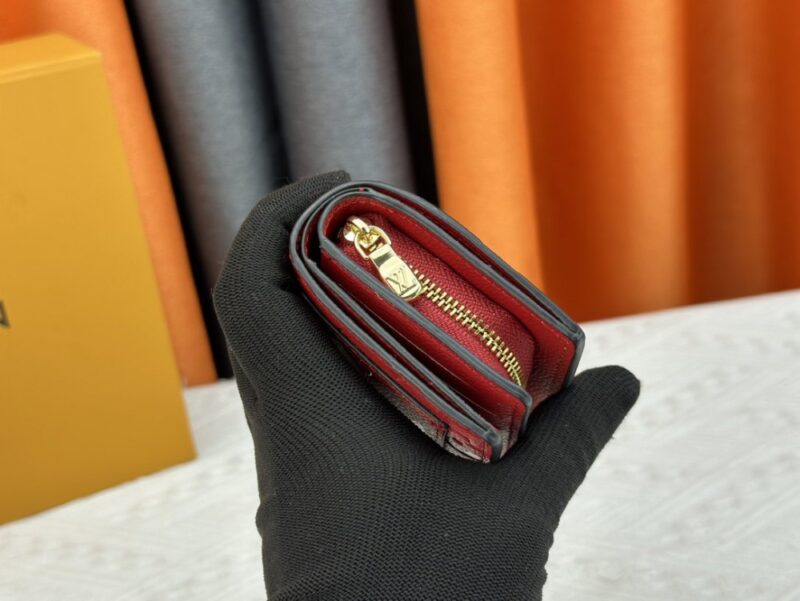 【AT3894】Louis Vuitton ルイ・ヴィトン レッド モノグラム グレインレザーウォレット｜ラグジュアリーエンボス｜メタルジッパーコインポケット｜女性専用✨