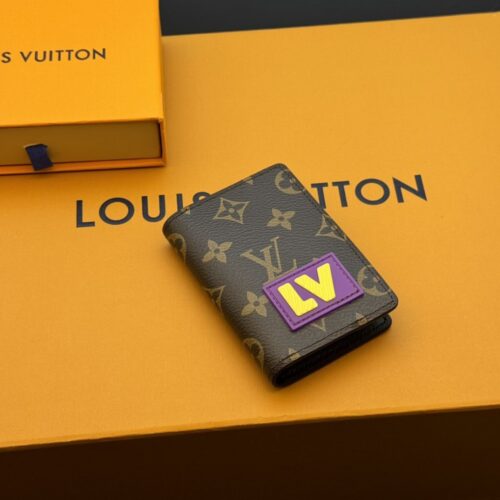 【AT3944】Louis Vuitton ルイ・ヴィトン モノグラムキャンバスカードケース（LVロゴデザイン）クラシックパターン ✕ 個性的なバッジ ✕ トレンディな配色