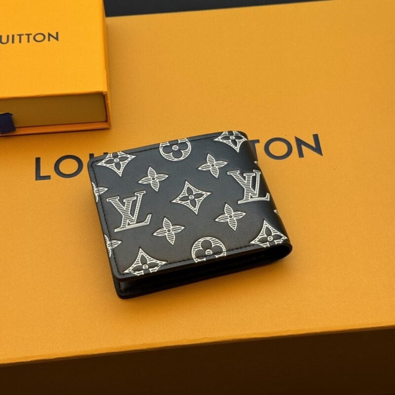 【AT3945】🌟 Louis Vuitton メンズ ブラック モノグラム 二つ折り財布🌟 🖤クラシックな柄 × フレンチスタイル × 実用的な多カードスロット🖤