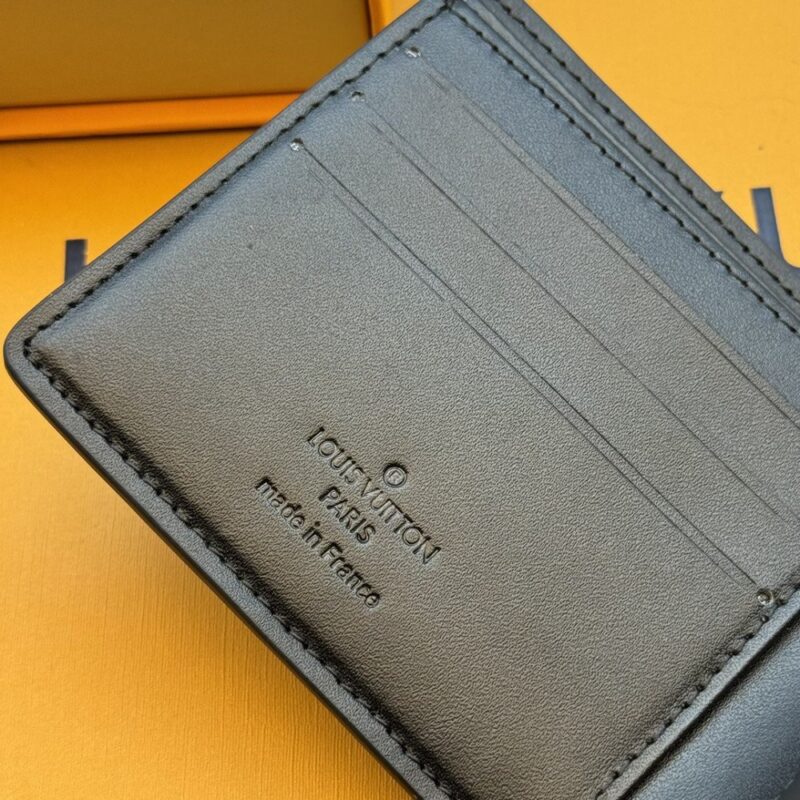 【AT3945】🌟 Louis Vuitton メンズ ブラック モノグラム 二つ折り財布🌟 🖤クラシックな柄 × フレンチスタイル × 実用的な多カードスロット🖤