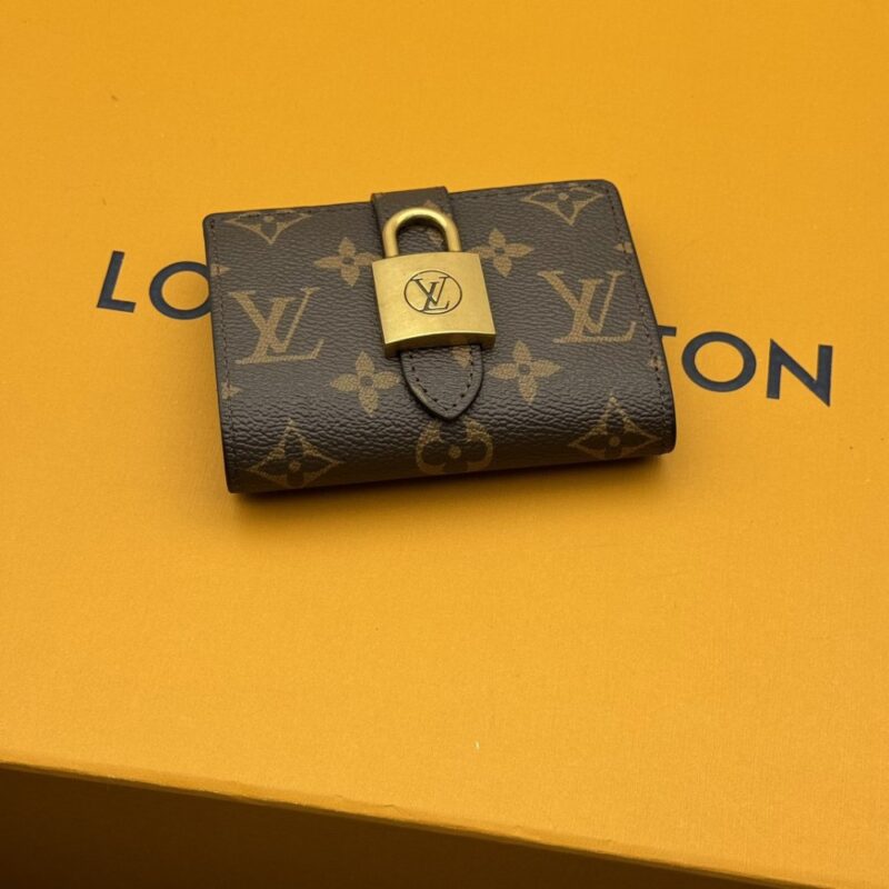 【AT3951】🔒 Louis Vuitton ルイ・ヴィトン パドロックシリーズ クラシックモノグラムウォレット（ヴィンテージメタルロックデザイン）
