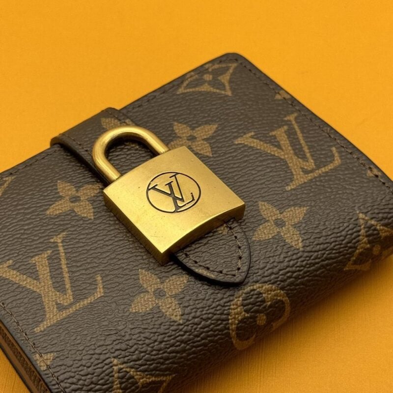 【AT3951】🔒 Louis Vuitton ルイ・ヴィトン パドロックシリーズ クラシックモノグラムウォレット（ヴィンテージメタルロックデザイン）
