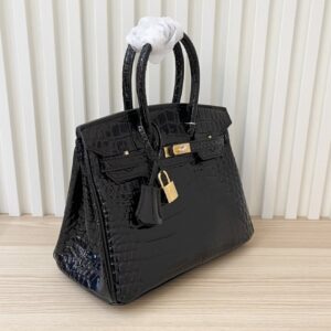 【AT4042】🖤✨ Hermès エルメスバーキンスタイル ブラックの光沢のあるクロコエンボスハンドバッグ ゴールドのバックルデザイン