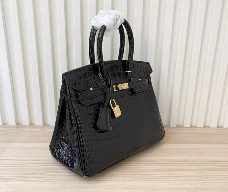 【AT4042】🖤✨ Hermès エルメスバーキンスタイル ブラックの光沢のあるクロコエンボスハンドバッグ ゴールドのバックルデザイン