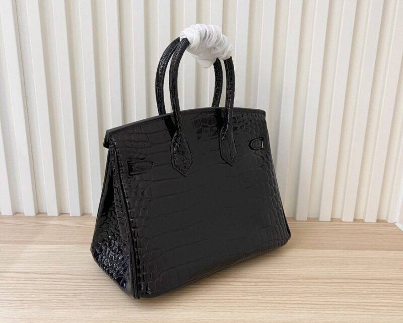 【AT4042】🖤✨ Hermès エルメスバーキンスタイル ブラックの光沢のあるクロコエンボスハンドバッグ ゴールドのバックルデザイン