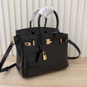 【AT4042】🖤✨ Hermès エルメスバーキンスタイル ブラックの光沢のあるクロコエンボスハンドバッグ ゴールドのバックルデザイン