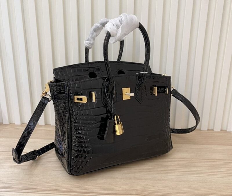【AT4042】🖤✨ Hermès エルメスバーキンスタイル ブラックの光沢のあるクロコエンボスハンドバッグ ゴールドのバックルデザイン