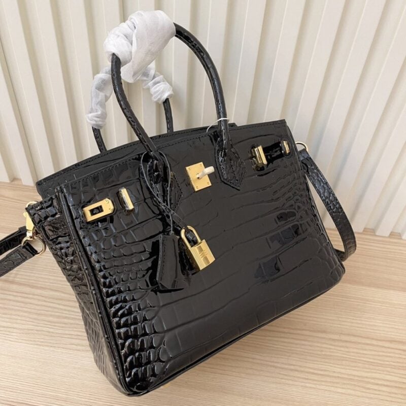 【AT4042】🖤✨ Hermès エルメスバーキンスタイル ブラックの光沢のあるクロコエンボスハンドバッグ ゴールドのバックルデザイン
