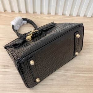 【AT4042】🖤✨ Hermès エルメスバーキンスタイル ブラックの光沢のあるクロコエンボスハンドバッグ ゴールドのバックルデザイン