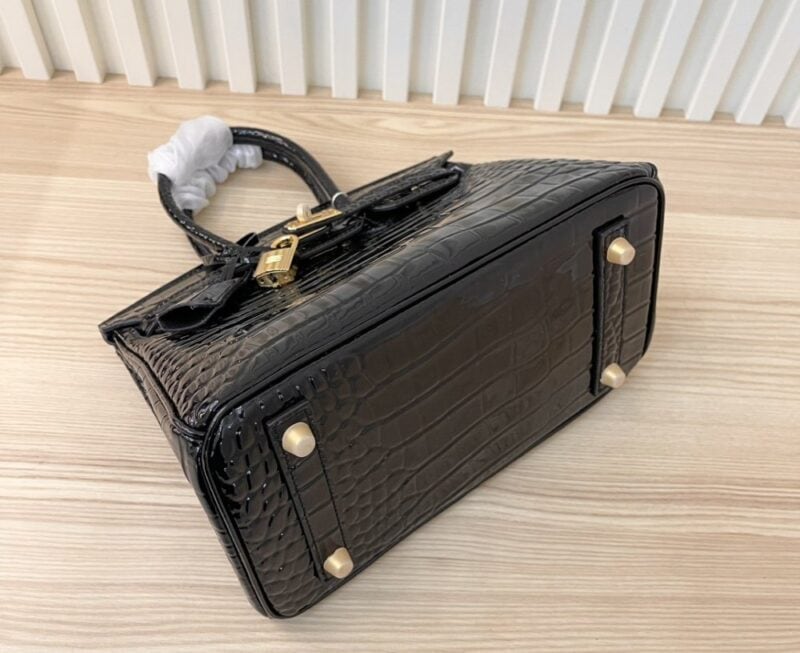 【AT4042】🖤✨ Hermès エルメスバーキンスタイル ブラックの光沢のあるクロコエンボスハンドバッグ ゴールドのバックルデザイン