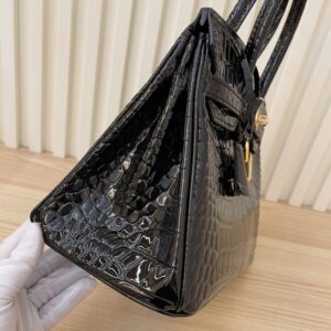 【AT4042】🖤✨ Hermès エルメスバーキンスタイル ブラックの光沢のあるクロコエンボスハンドバッグ ゴールドのバックルデザイン