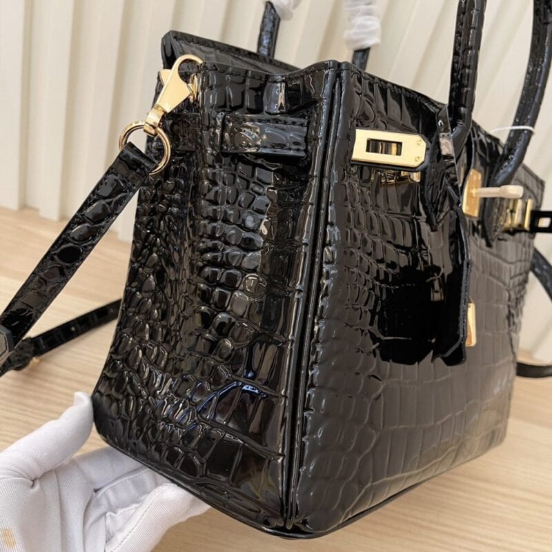 【AT4042】🖤✨ Hermès エルメスバーキンスタイル ブラックの光沢のあるクロコエンボスハンドバッグ ゴールドのバックルデザイン